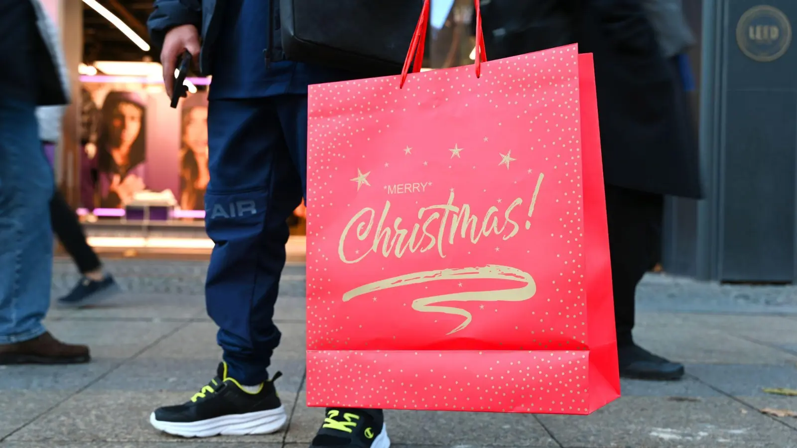 Viele Menschen sind aus Sicht der Einzelhändler noch nicht in Weihnachtskauflaune. (Archivbild) (Foto: Elisa Schu/dpa)