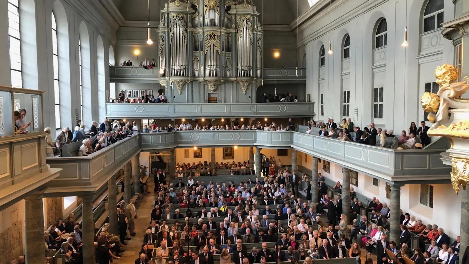 Vor einem Bachwochen-Konzert im Sommer 2023 füllt sich die Gumbertuskirche: Auch in diesem Jahr sind Konzerte des internationalen Musikfests in den beiden Innenstadt-Kirchen zu erleben. (Foto: Lara Hausleitner)