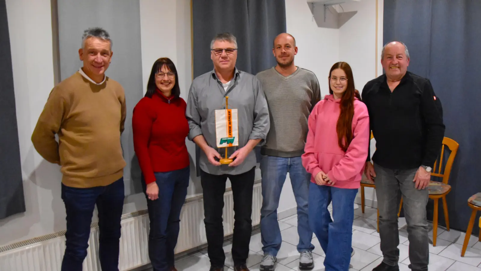 Die nominierten Bewerberinnen und Bewerber der Freien Wähler Herrieden für die Stadtratswahl (v. l.): Martin Hirsch, Gaby Rauch, Bürgermeisterkandidat Werner Jung, Heiko Christ, Maria Rauch und Klaus Rupprecht. Nicht anwesend war Angelika Schuster.  (Foto: Werner Wenk)