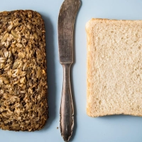 Vollkornbrot vs. Weißmehltoast: Kohlenhydrate enthalten sie beiden. Aber eine Wahl ist die deutlich gesündere.  (Foto: Christin Klose/dpa-tmn)