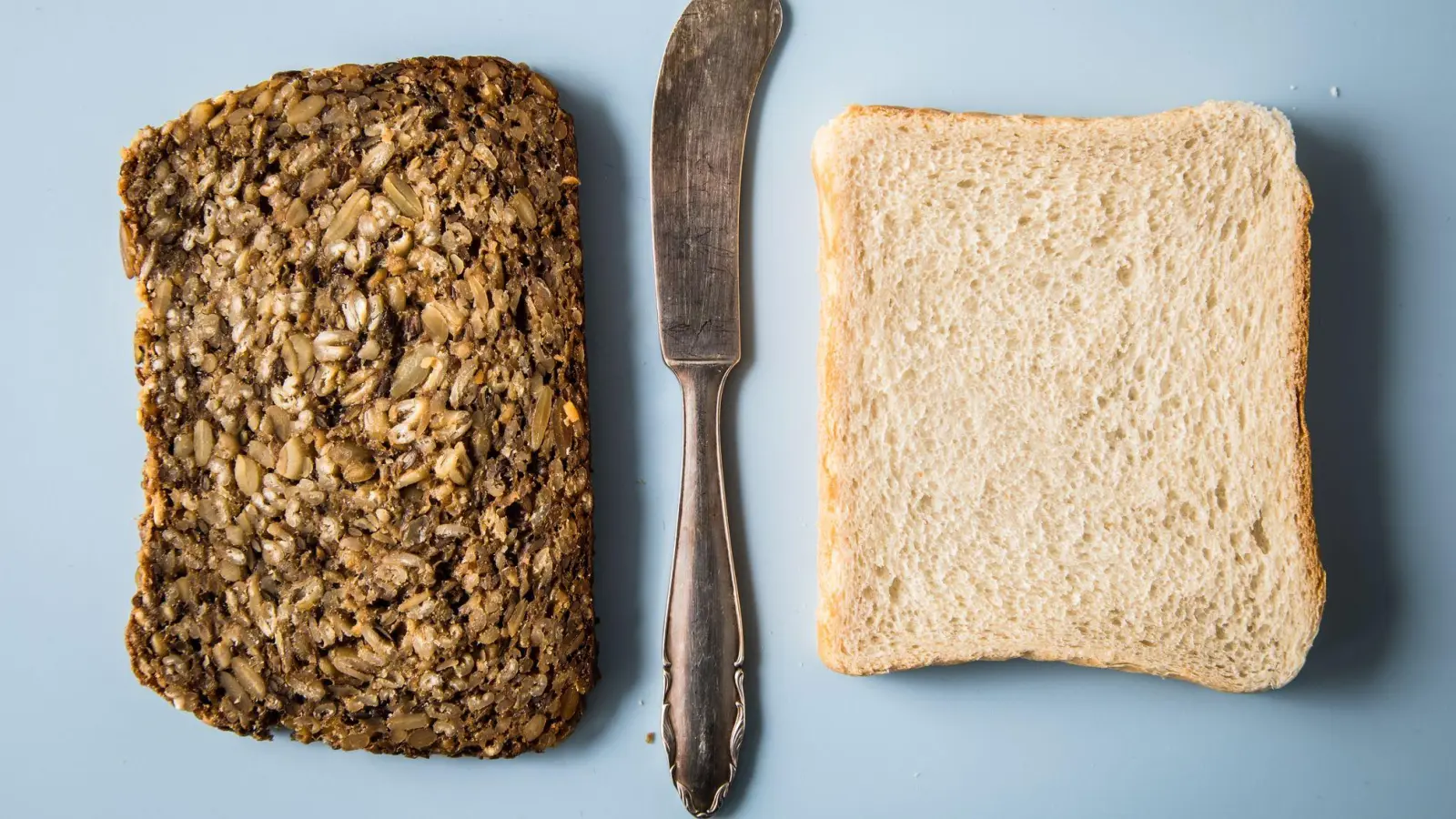 Vollkornbrot vs. Weißmehltoast: Kohlenhydrate enthalten sie beiden. Aber eine Wahl ist die deutlich gesündere.  (Foto: Christin Klose/dpa-tmn)