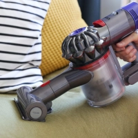 Krümel-Alarm auf dem Sofa? Bei einem Handstaubsauger kommt es vor allem auf Akkulaufzeit und Handhabung an.  (Foto: Catherine Waibel/dpa-tmn)