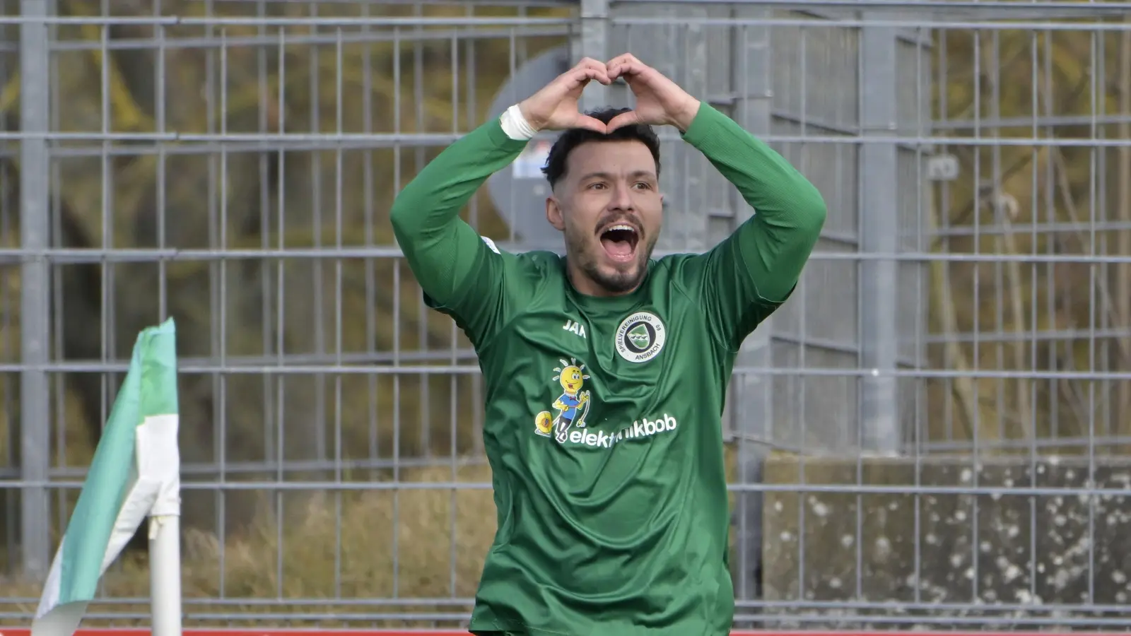 Fußball mit Herz in der Regionalliga: Patrick Kroiß von der SpVgg Ansbach erwischte beim 4:0-Heimsieg über die SpVgg Hankofen-Hailing einen Sahnetag. Hier jubelt er über sein 1:0. (Foto: Martin Rügner)