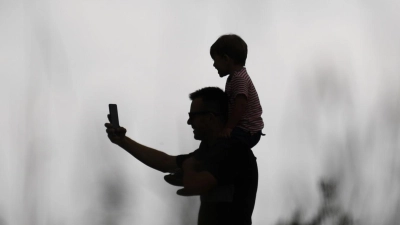 Ob Kinderfotos ins Internet gehören, ist eine vieldiskutierte Frage. (Archivfoto) (Foto: Arne Dedert/dpa)