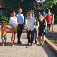 Regelwidrig und nur für das Foto werfen die Hauptverantwortlichen für die neue Attraktion „für die großen Kinder” am Ippesheimer Spielplatz Werner Franz (zentral, gerade am Wurf) und Sarah Hahn (2. von links) von ein bisschen weiter vorne. Mit dabei: Magdalena Stumpf, Bürgermeister Rainer Bullmer, Daniel Stumpf (etwas verdeckt) und zweite Bürgermeisterin Christina Alt (weiter von links). (Foto: Ulli Ganter)