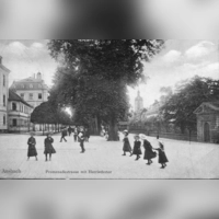 Ganz friedlich sieht es auf dieser historischen Postkarte aus, nur ein paar Spaziergänger und posierende Mädchen sind auf der Promenade zu sehen. Im Jahr 1926 rauschen hier aber zahlreiche Kraftfahrzeuge durch. Die Anwohner sind wegen des Lärms verärgert. (Repro: Sammlung Martin Schuster)
