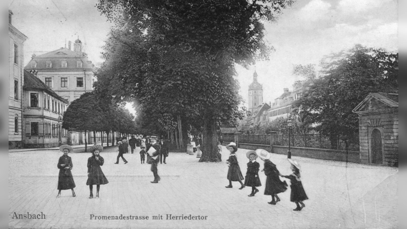 Ganz friedlich sieht es auf dieser historischen Postkarte aus, nur ein paar Spaziergänger und posierende Mädchen sind auf der Promenade zu sehen. Im Jahr 1926 rauschen hier aber zahlreiche Kraftfahrzeuge durch. Die Anwohner sind wegen des Lärms verärgert. (Repro: Sammlung Martin Schuster)