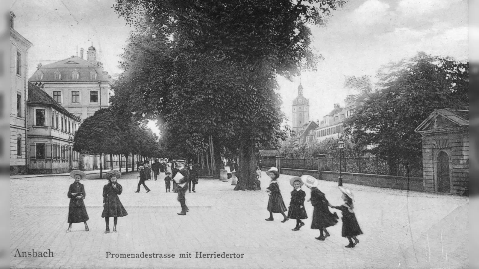 Ganz friedlich sieht es auf dieser historischen Postkarte aus, nur ein paar Spaziergänger und posierende Mädchen sind auf der Promenade zu sehen. Im Jahr 1926 rauschen hier aber zahlreiche Kraftfahrzeuge durch. Die Anwohner sind wegen des Lärms verärgert. (Repro: Sammlung Martin Schuster)