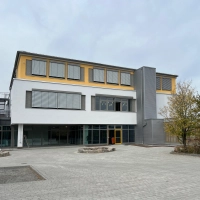 Nach zwei Jahren Bauzeit konnte das nun modernste Schulgebäude im Landkreis von Schülerinnen, Schülern und Lehrkräften bezogen werden. (Foto: Anton Schiefer)