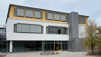 Nach zwei Jahren Bauzeit konnte das nun modernste Schulgebäude im Landkreis von Schülerinnen, Schülern und Lehrkräften bezogen werden. (Foto: Anton Schiefer)