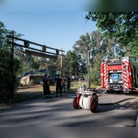 Die Feuerwehr überwachte das Gebiet . (Foto: dvo/dpa)