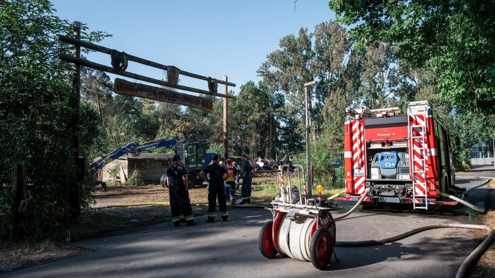 Die Feuerwehr überwachte das Gebiet . (Foto: dvo/dpa)