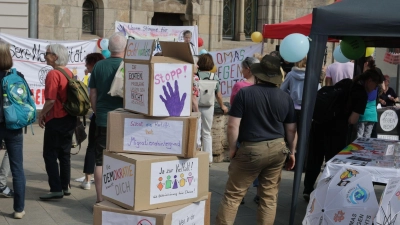 Im thüringischen Saalfeld hatten die Omas gegen Rechts zu einer Demonstration gegen die Wahl eines AfD-Landrates aufgerufen. (Foto: Bodo Schackow/dpa)
