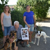 Tierheimleiterin Tanja Kronester (links) und die stellvertretende Vorsitzende des Neustädter Tierschutzvereins, Regina Meier, sowie Vorsitzender Wolfgang Bläsing stellten den neuen Tierheimkalender vor. Mit dabei auch zwei Hunde, die ein neues Zuhause suchen. (Foto: Ute Niephaus)