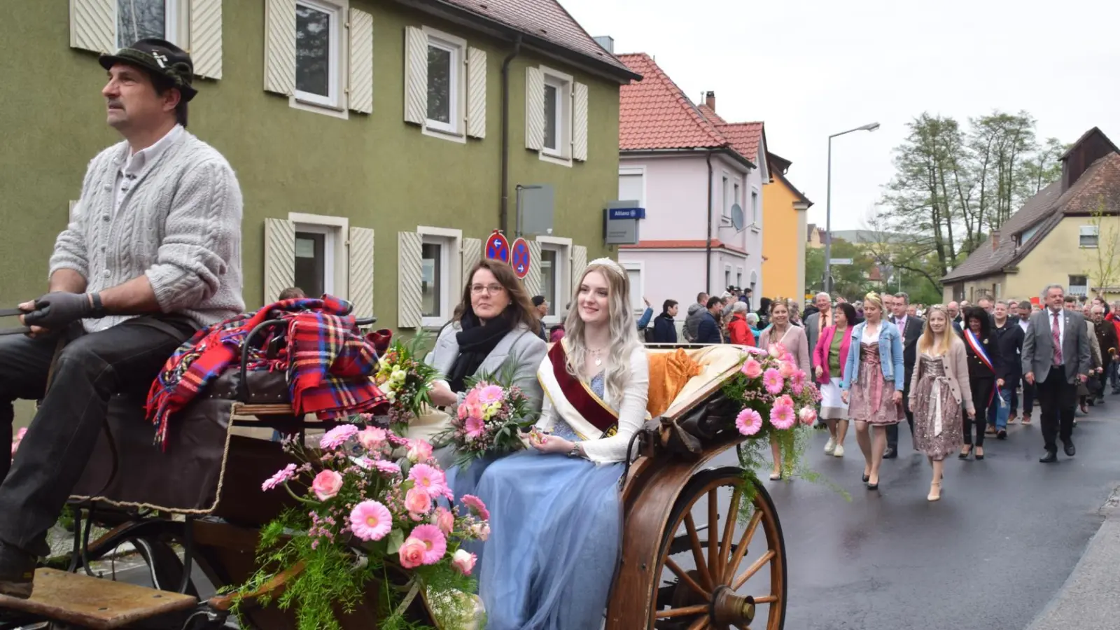 Schirmherrin Birgit Riesner, Regierungsvizepräsidentin von Mittelfranken, musste in der Kutsche keinen Schirm über die neue Maienkönigin Lena Jacob aufspannen. (Foto: Gerhard Krämer)