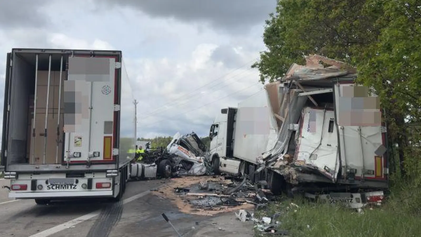 Auf der A6 zwischen den Ausfahrten Lichtenau und Ansbach in Fahrtrichtung Heilbronn ist ein Sattelzug auf einen anderen aufgefahren. (Foto: Evi Lemberger)