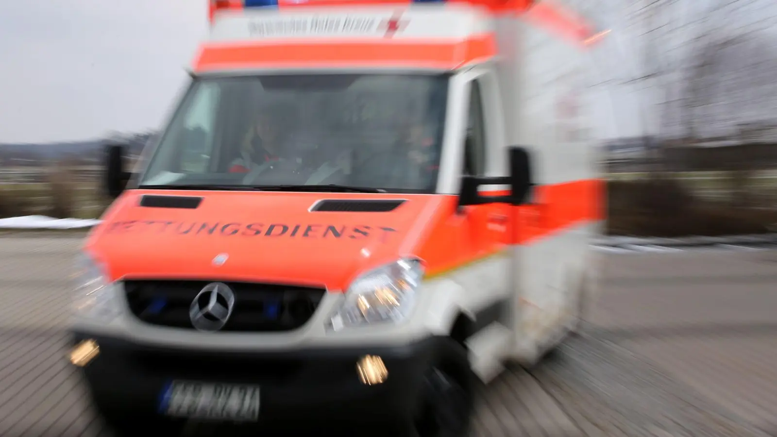 Der Rettungsdienst brachte den Mann in ein Krankenhaus, wo er später starb. (Symbolbild) (Foto: Stephan Jansen/dpa)