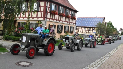 Als ältester Teilnehmer führt Hans Henninger mit dem ältesten Schlepper, einem 22-PS-Dieselross, Baujahr 1938, die Auftakttour beim jährlichen Bulldogdretzen durch Ottenhofen an. (Archivbild: Fritz Arnold)