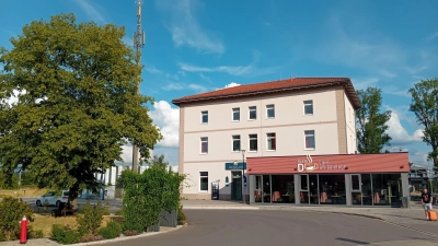 So sieht das Ergebnis der Bahnhofsumgestaltung in Dombühl aus. Wer sich für den vorherigen Zustand interessiert, kann laut Bürgermeister Geier die historischen Bilder im Dorfladen besichtigen. (Foto: Susanne Landgraf)