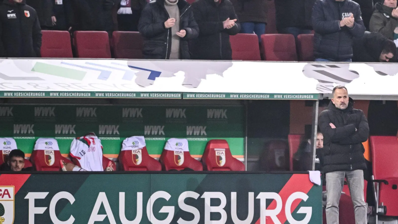 Manuel Baum muss mitansehen, wie seine Mannschaft eine Führung verspielt. (Foto: Harry Langer/dpa)