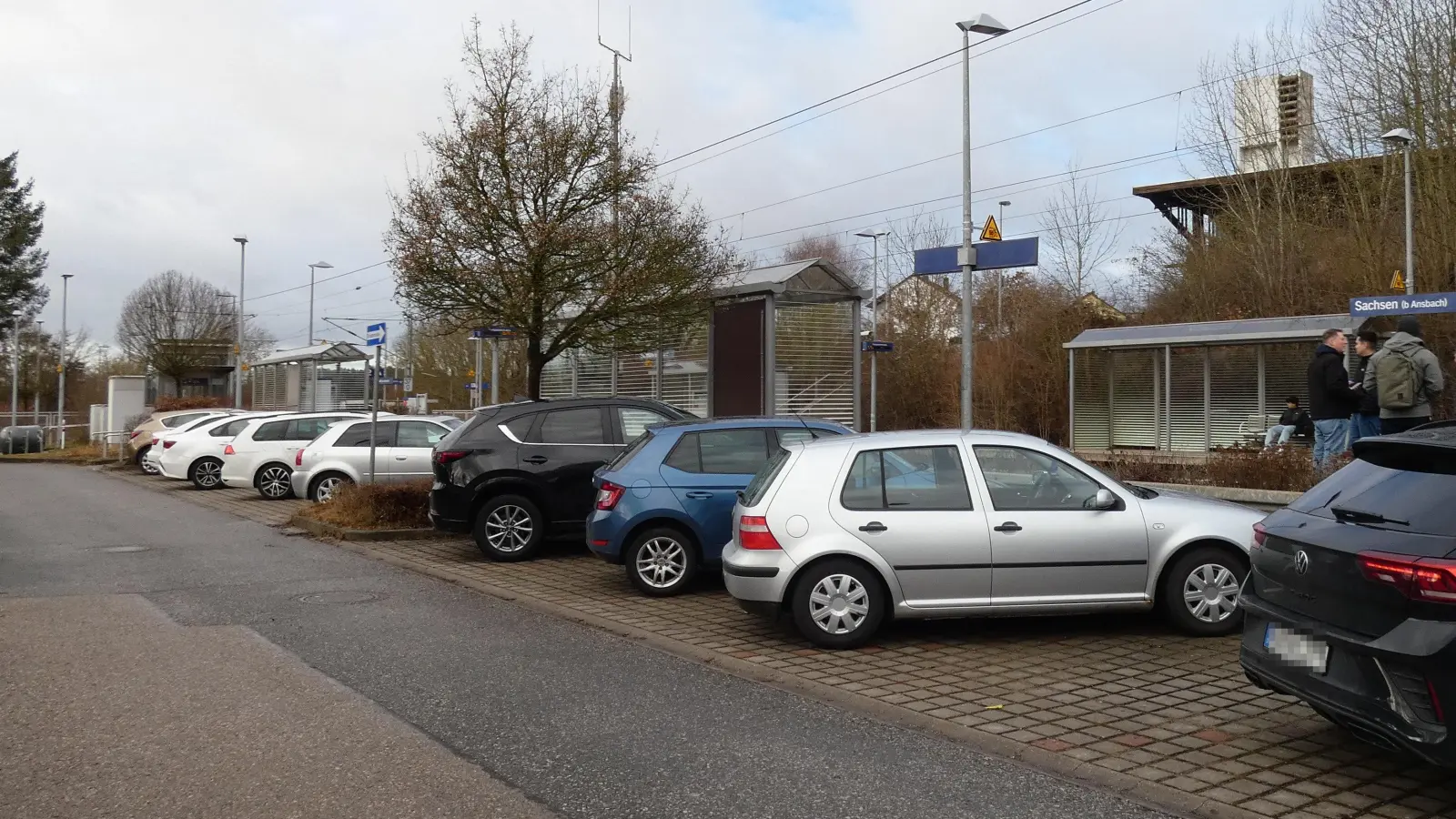 Vier Pkw-Stellplätze am Bahnhof in Sachsen entfallen für den Bau einer neuen Fahrradgarage. Im Frühsommer soll sie voraussichtlich nutzbar sein. (Foto: Calotta Halbrock)