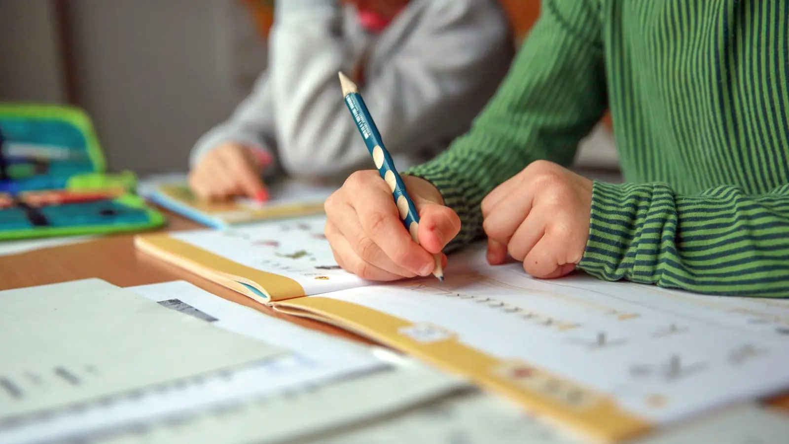 Für den Schulstart muss ein Schreibtisch nicht riesig sein: Ein kleinerer Schreibtisch hilft, Ordnung zu halten und fördert die Konzentration. (Foto: Mascha Brichta/dpa-tmn)