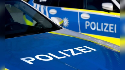 Mit mehr als 20 Streifenwagen, zwei Hubschraubern und einer Drohne fahndete die Münchner Polizei nach zwei unbekannten Personen in Neuperlach. (Symbolbild) (Foto: Sven Hoppe/dpa)