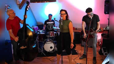 Hier proben sie noch: Auf den Auftritt beim Taubertal-Open-Air haben sich die Bandmitglieder der Fusilli Corporation intensiv vorbereitet.  (Foto: Simone Hedler)