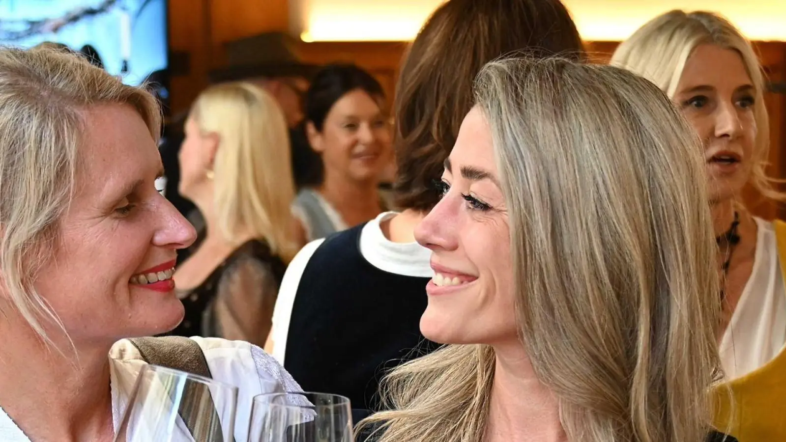 Sina Scherer (links) und Silke Völling veranstalten die Party. (Foto: Lucas Caspari/dpa)