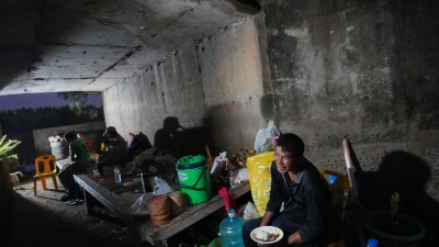 Thailändische Einwohner suchen Schutz vor Kämpfen an der Grenze zu Kambodscha in einem Schutzraum. (Foto aktuell) (Foto: Sakchai Lalit/AP/dpa)