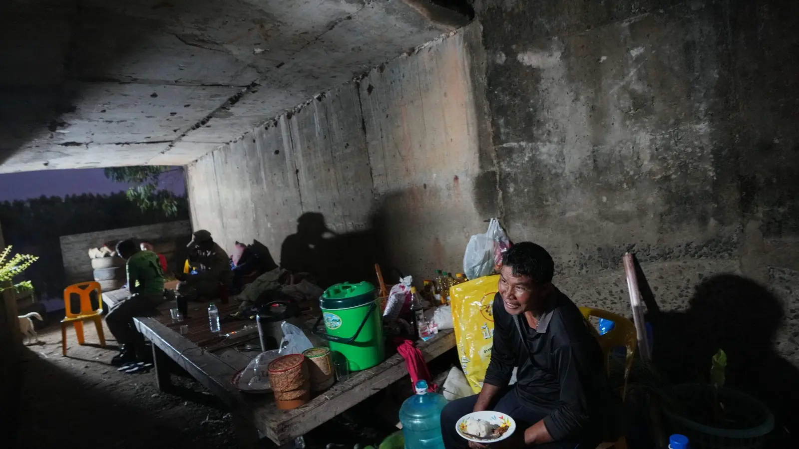 Thailändische Einwohner suchen Schutz vor Kämpfen an der Grenze zu Kambodscha in einem Schutzraum. (Foto aktuell) (Foto: Sakchai Lalit/AP/dpa)
