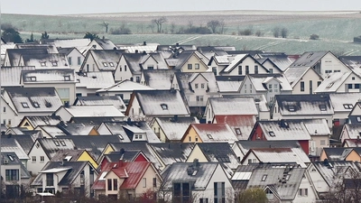 Die Grundsteuerreform hat Auswirkungen auf viele Hausbesitzer – und auf die Kommunen. Die FLZ hat die Hebesätze der Gemeinden im Kreis Neustadt/Aisch-Bad Windsheim verglichen. (Symbolbild: Martin Schutt/dpa-Zentralbild/dpa-tmn)