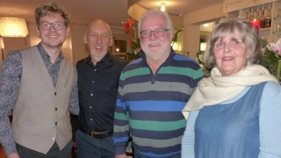 Roland Stumpf (Zweiter von rechts) belegte beim Kurzgeschichtenwettbewerb des Landestheaters Dinkelsbühl und des Cafés am Münster den dritten Platz. Unser Foto zeigt ihn mit (von links) Jurymitglied Felix J. Mohr, Intendant Peter Cahn und (rechts) Café-Besitzerin Elke Held. (Foto: Uwe Hahn)