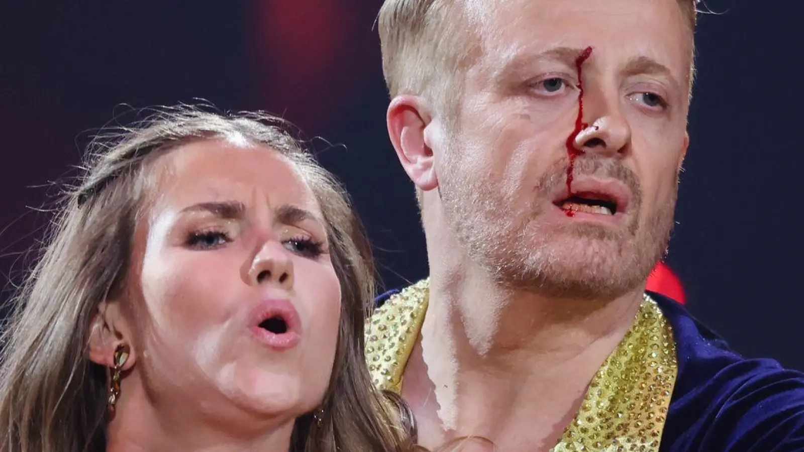 Ross Antony ist eine Runde weiter - obwohl ihm nach einem kleinen Unfall Blut über das Gesicht lief. (Foto: Rolf Vennenbernd/dpa)