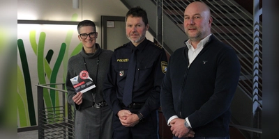 Cora Miguletz, Dieter Hegwein und Bernd Jochmann (von links) kämpfen gegen betrügerische Anrufe und für deren Prävention. (Foto: Constantin Prosch)