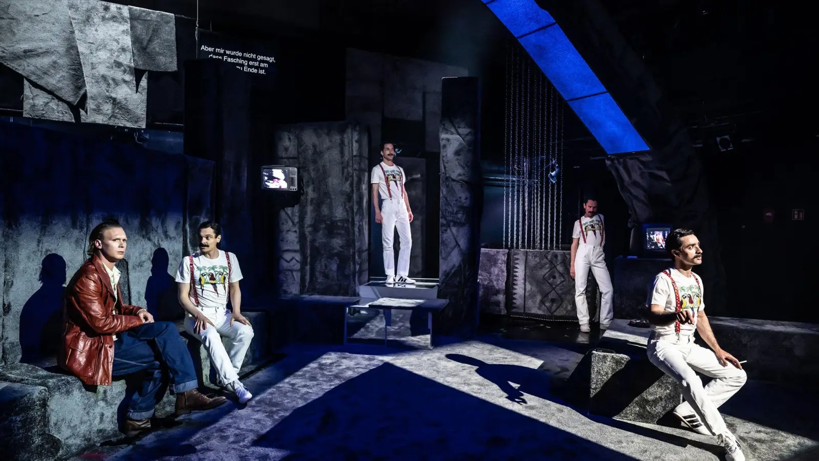Vier Schauspieler spielen die Queen-Legende. (Foto: SANDRA THEN/Residenztheater/dpa)