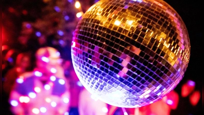 Findet die Weihnachtsfeier außerhalb der Arbeitszeit statt, ist die Teilnahme immer freiwillig. (Foto: Christoph Soeder/dpa/dpa-tmn)