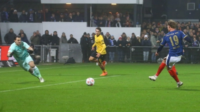 Phil Harres (Holstein Kiel) erzielt das Tor zum zwischenzeitlichen 1:1. (Foto: Michael Hundt/dpa)