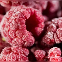 Um eventuelle Keime abzutöten, empfiehlt es sich, Tiefkühlbeeren vor dem Verzehr für einige Minuten bei 90 Grad zu erhitzen. (Foto: Franziska Gabbert/dpa-tmn)