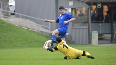 Kein Vorbeikommen gab es hier für Tobias Kreiselmeyer von der SG Wind an Torhüter Oliver Witzgall. Dessen SG Mosbach-Breitenau siegte mit 4:3 und hat nun ein weiteres Heimspiel gegen den SVV Weigenheim. Wind muss zum zweitplatzierten Nachbarn VfB Schillingsfürst. (Foto: Martin Rügner)