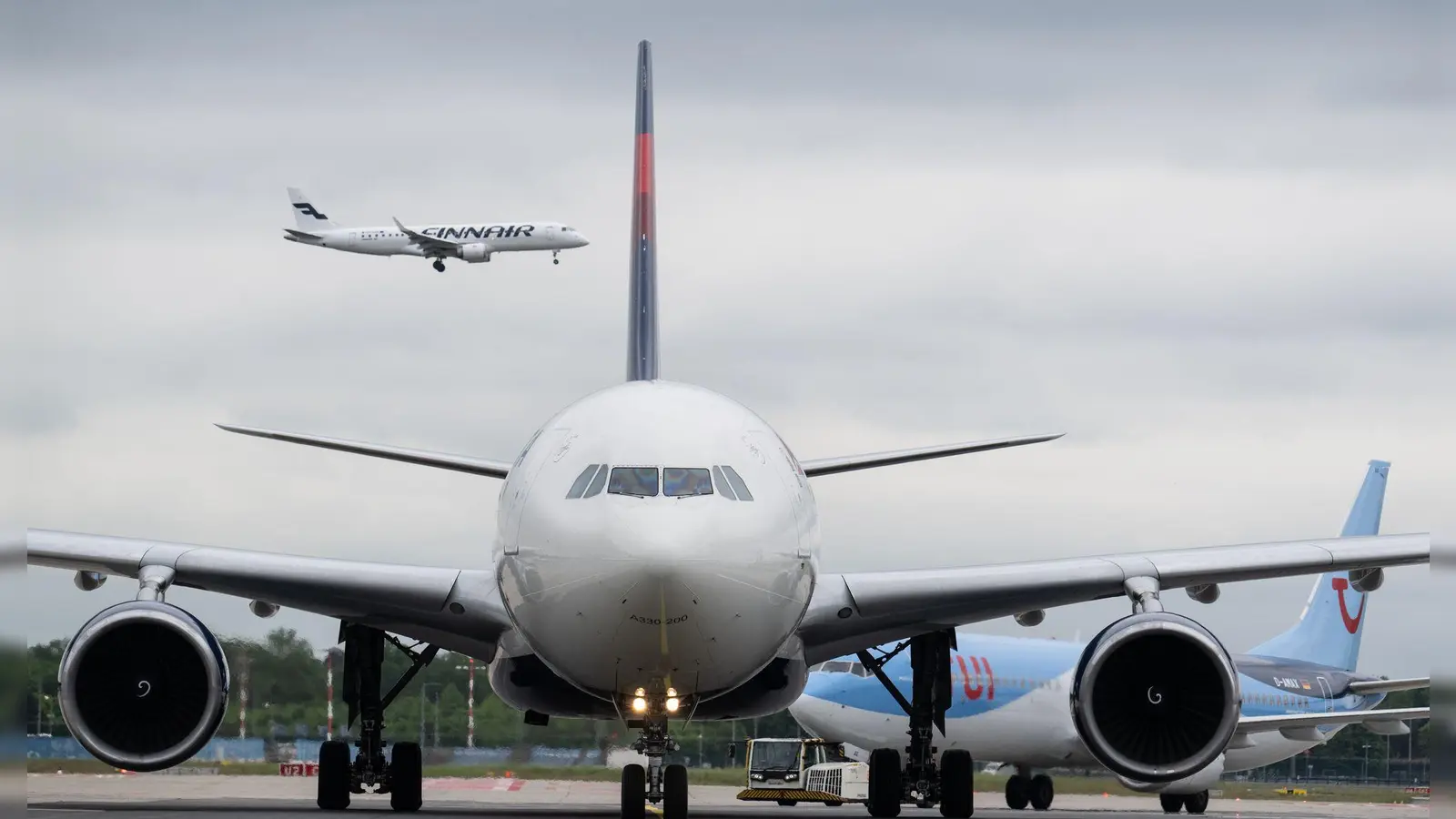 Hohe Kerosinpreise sind laut EU-Kommission kein außergewöhnlicher Umstand: Fluggäste müssen bei Flugstreichungen entschädigt werden. (Foto: Boris Roessler/dpa)