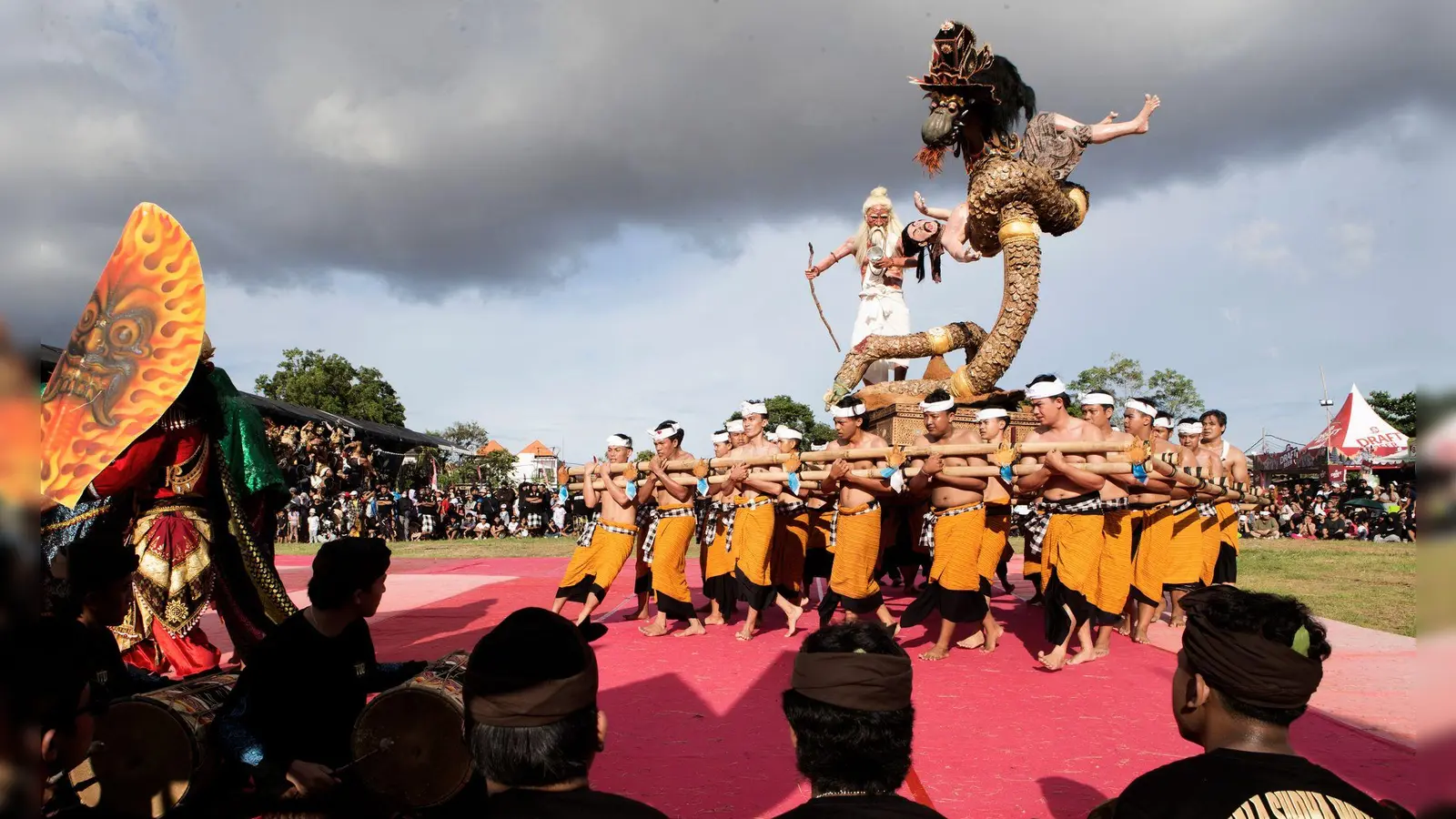 Am Vorabend des Feiertags Nyepi ziehen riesige Dämonenfiguren, sogenannte Ogoh-Ogoh, durch die Straßen. Dann wird es still. (Archivbild) (Foto: Firdia Lisnawati/AP/dpa)