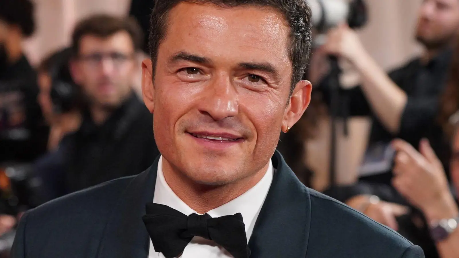Orlando Bloom teilt sich sein Zuhause mit einem Pudel namens „Biggie Smalls“. (Archivbild) (Foto: Jordan Strauss/Invision/AP/dpa)