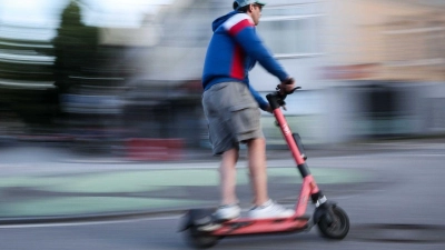 Die Polizei kontrolliert mehrere Jugendliche auf E-Scootern. (Symbolbild) (Foto: Christian Charisius/dpa)
