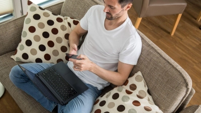 Ein Rechner, die Anleitung, ein Kabel und etwas Geduld: Mehr braucht es oft nicht, um ein älteres Smartphone mit einem alternativen Betriebssystem zu neuem Leben zu erwecken. (Foto: Christin Klose/dpa-tmn)