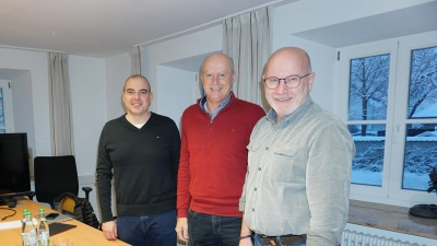 Das Büro der Genossenschaft – hier vertreten durch Holger Hausruckinger, Dieter Schiefer und Walter Hammerbacher (von links) – befindet sich im Elpersdorfer Pfarrhaus. (Foto: Andrea Walke)