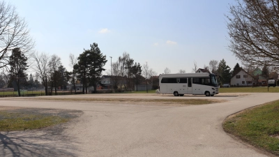 Bislang wird das Areal als Parkplatz genutzt. In Zukunft werden hier Kinder- und Jugendliche aus Neuendettelsau und der Umgebung unterrichtet. (Foto: Antonia Müller)