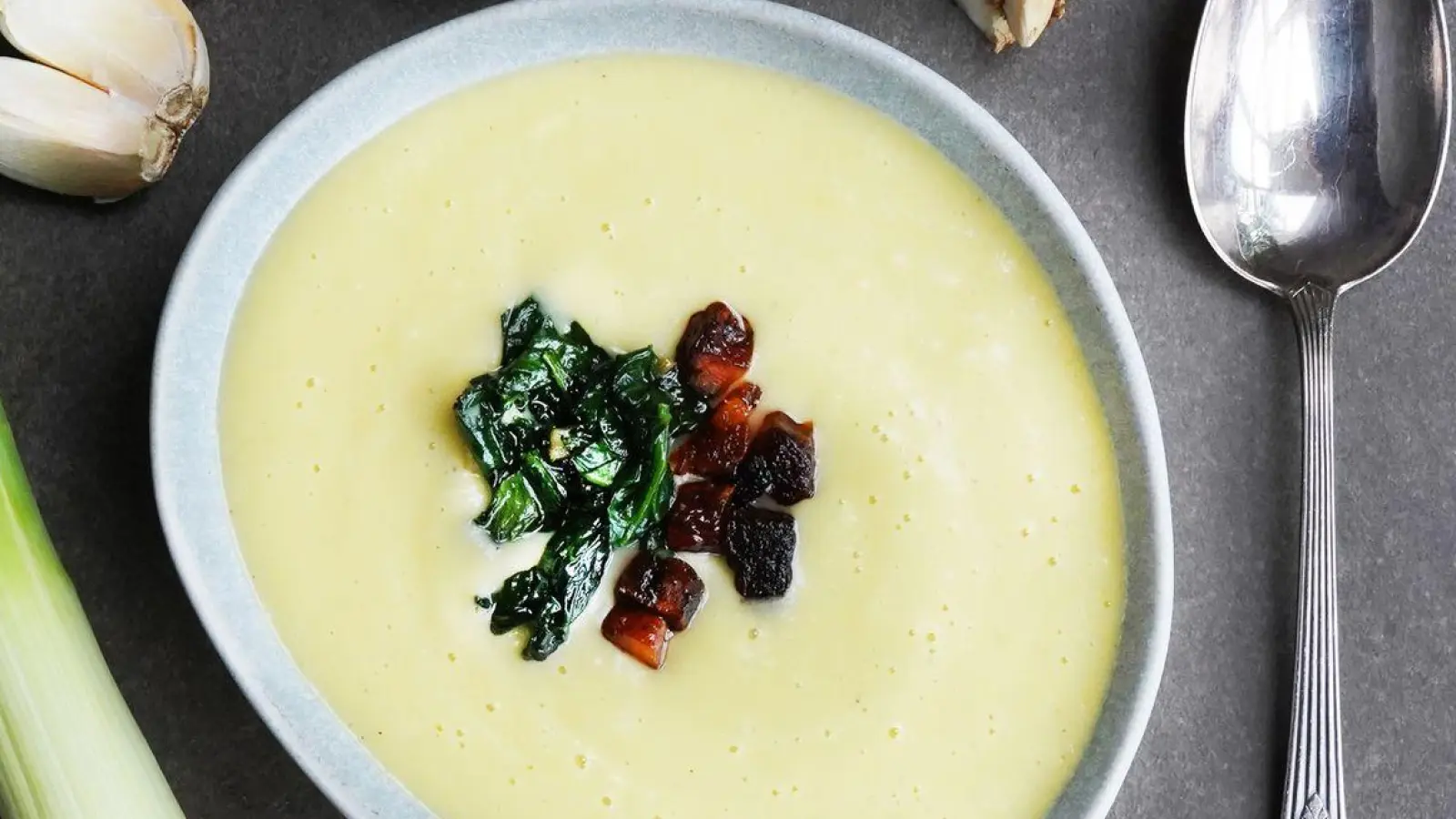 Durch das Pürieren wird die Gemüsesuppe nicht nur schaumig. Die entstehenden Luftbläschen sorgen auch dafür, dass das Aroma noch intensiver empfunden wird. (Foto: Manfred Zimmer/herrgruenkocht.de/dpa)