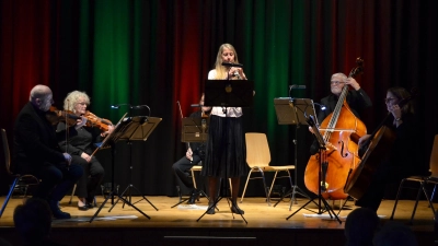 Im musikalischen Dialog: das Streichquintett des Ansbacher Kammerorchesters und die Tiroler Oboistin Beatrix Maria Köhle.  (Foto: Yvonne Neckermann)
