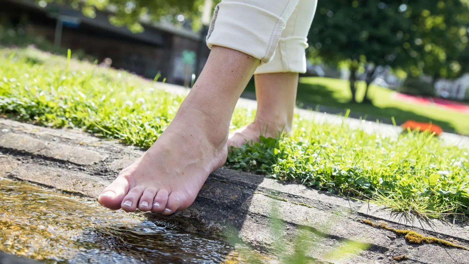 Barfuß unterwegs zu sein, sorgt nicht nur für eine stärkere Fußmuskulatur, sondern schenkt uns auch das gute Gefühl, geerdet zu sein. (Foto: Christin Klose/dpa-tmn)